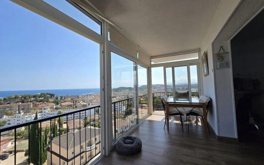 Видовая терраса квартиры с панорамным видом на море в Ллорет-де-Мар