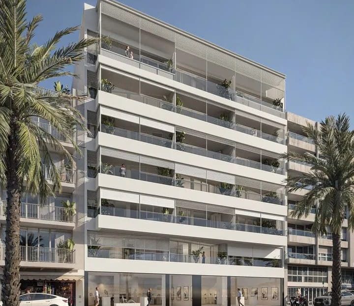 Современный фасад новостройки Waterfront Apartments на первой линии моря в Ллорет-де-Мар