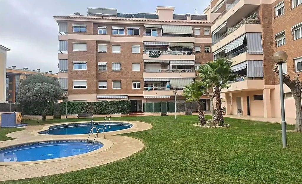 Общий вид жилого комплекса с бассейном и зелёной зоной