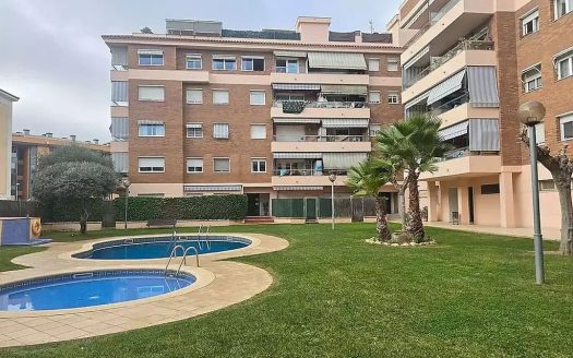 Общий вид жилого комплекса с бассейном и зелёной зоной