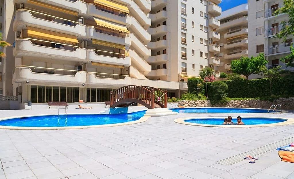 Общий бассейн и зона отдыха жилого комплекса в центре Салоу.