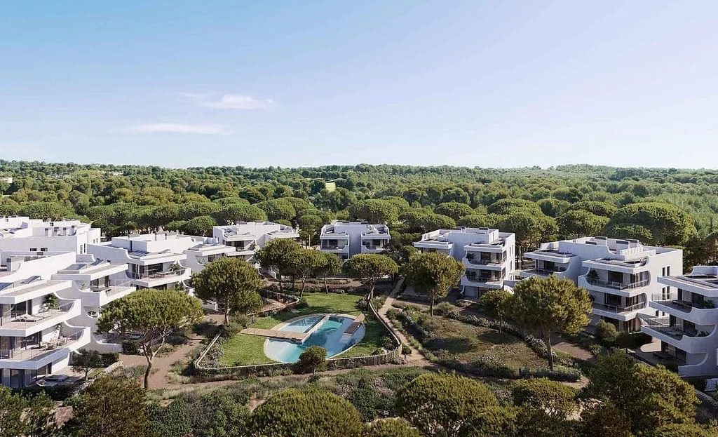 Аэрофото жилого комплекса INFINITUM, окружённого сосновым лесом и зелёными зонами.