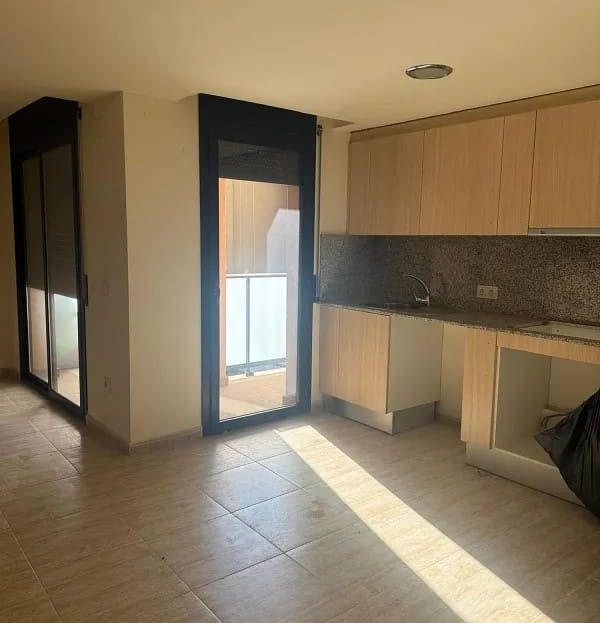 Кухня с большими окнами и выходом на балкон в дуплексе Санта-Клотильде – Феналс