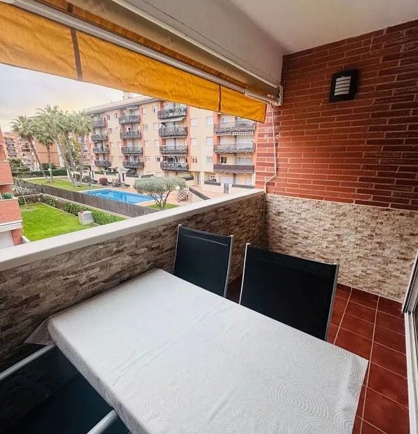 Балкон с мебелью и видом на зелёный двор