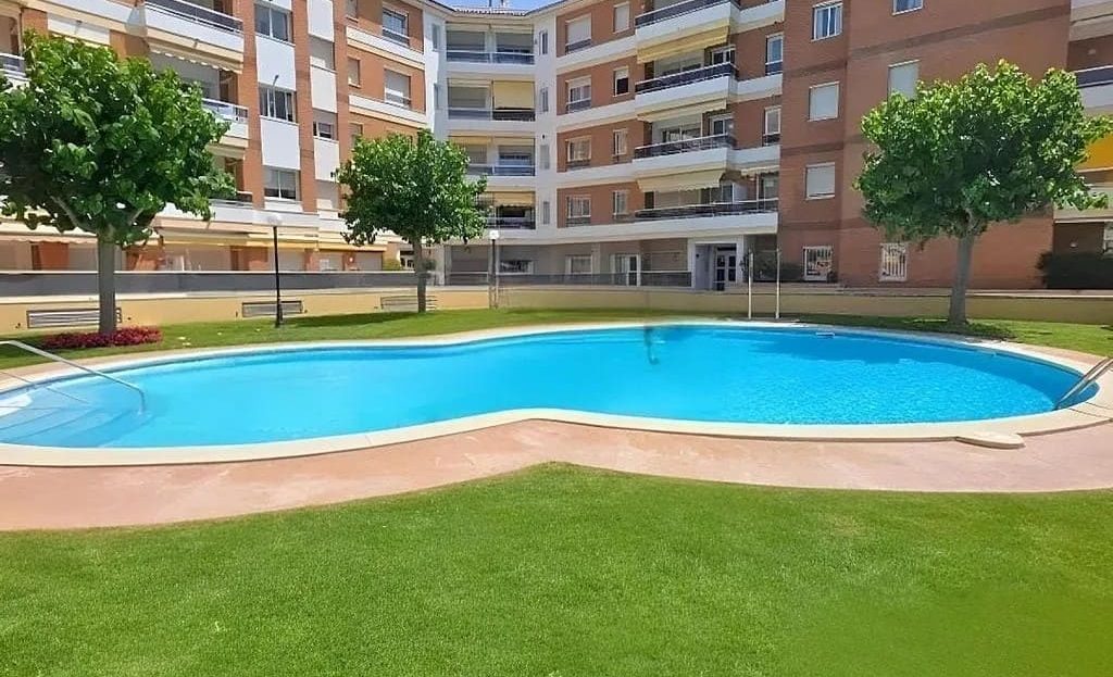 Общий вид бассейна и зеленой зоны жилого комплекса