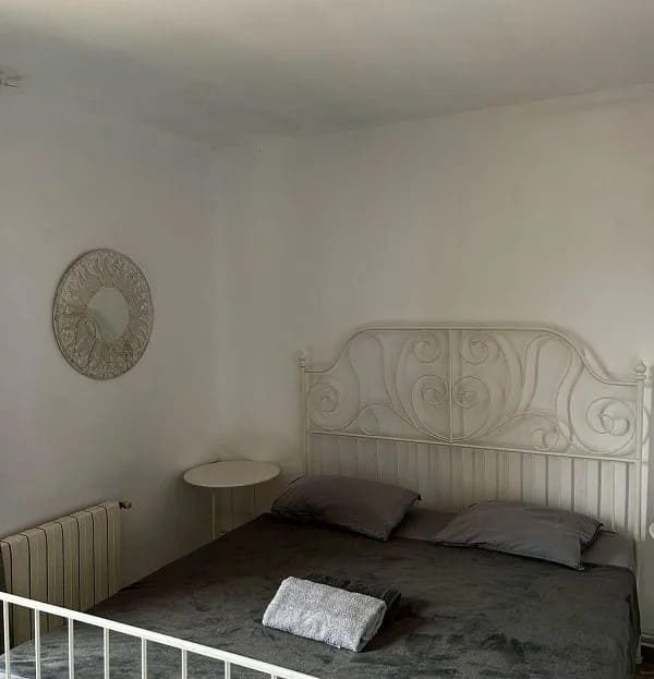 Главная спальня пентхауса с двуспальной кроватью