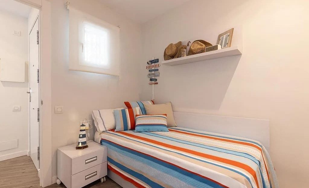 Вторая спальня с односпальной кроватью и встроенной мебелью.