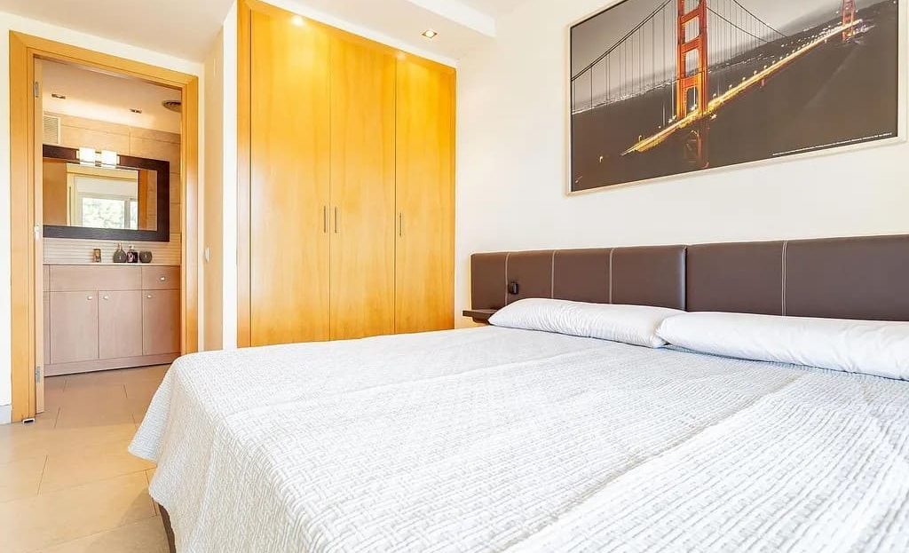 Главная спальня с двуспальной кроватью и встроенным шкафом