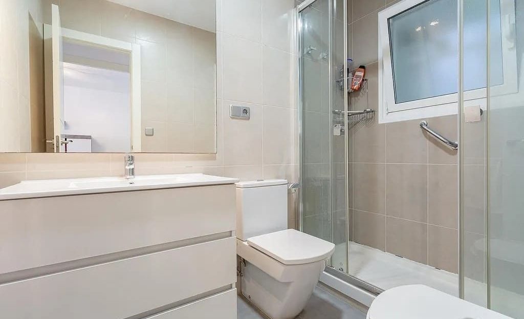 Ванная комната с душевой кабиной