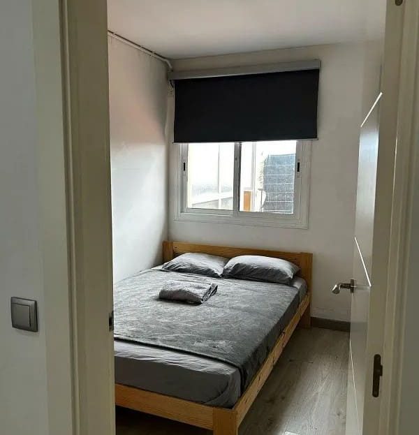 Вторая спальня пентхауса с окном