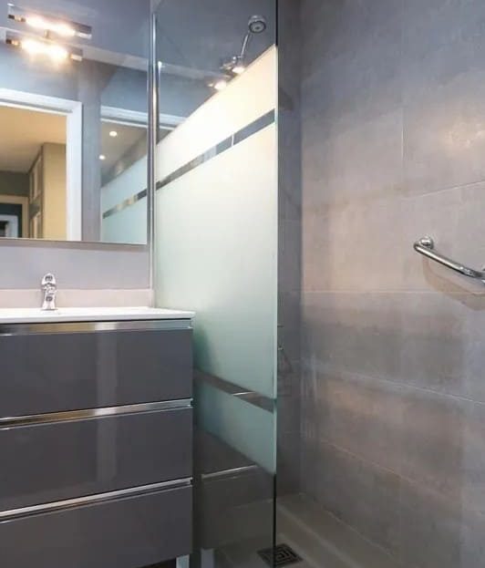 Современная ванная комната с душевой кабиной.