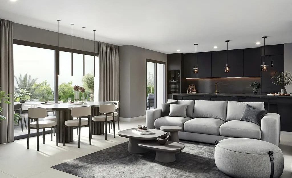 Гостиная с дизайнерской мебелью и большими окнами