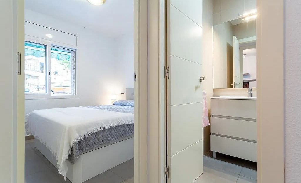 Спальня с двуспальной кроватью и встроенным шкафом