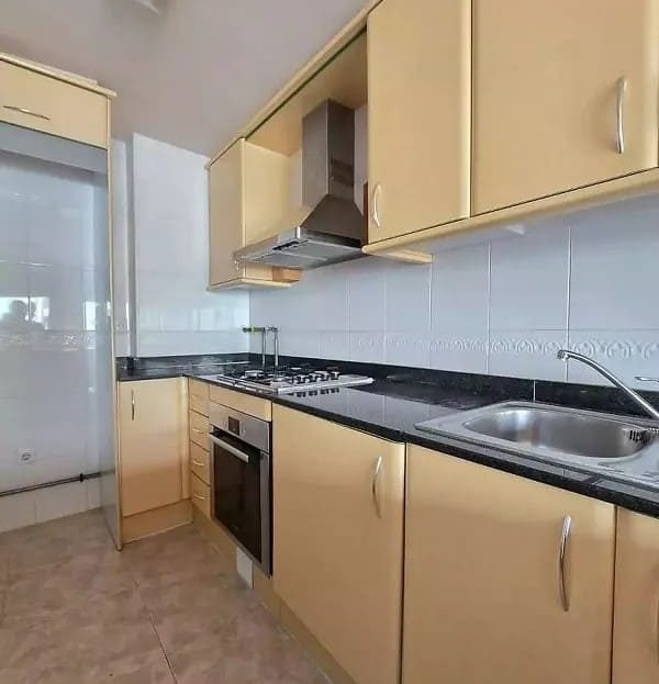 Отдельная кухня со столешницей и шкафами