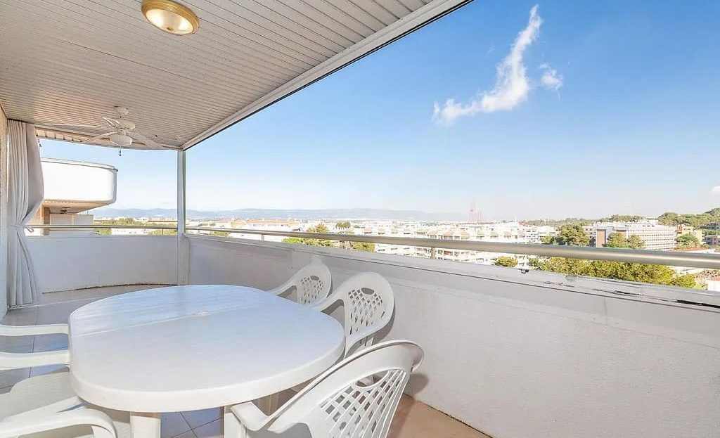 Просторная терраса с видом на город и зоной для отдыха.