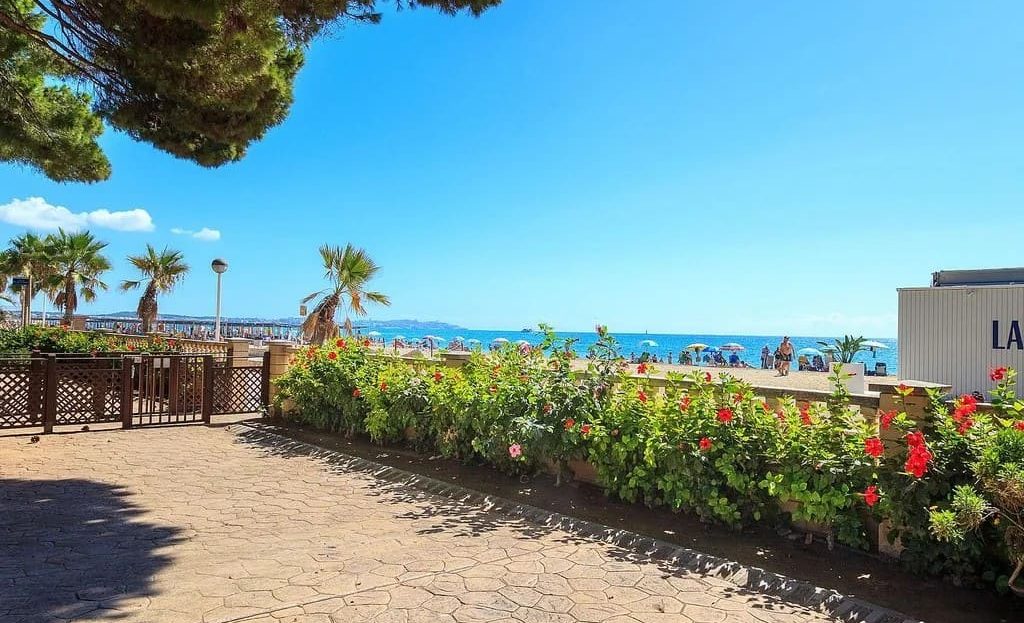 Вид на пляж и набережную недалеко от квартиры.