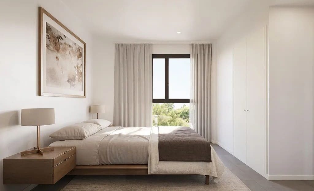 Вторая спальня с видом на зелёную зону и современным дизайном.