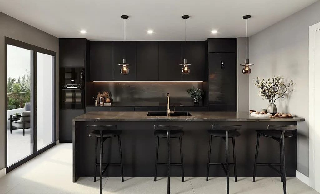 Кухня в тёмных тонах с островом и барными стульями