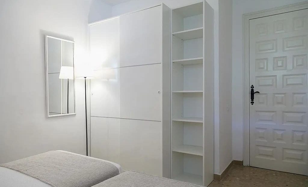 Третья спальня с мебелью и встроенным шкафом.