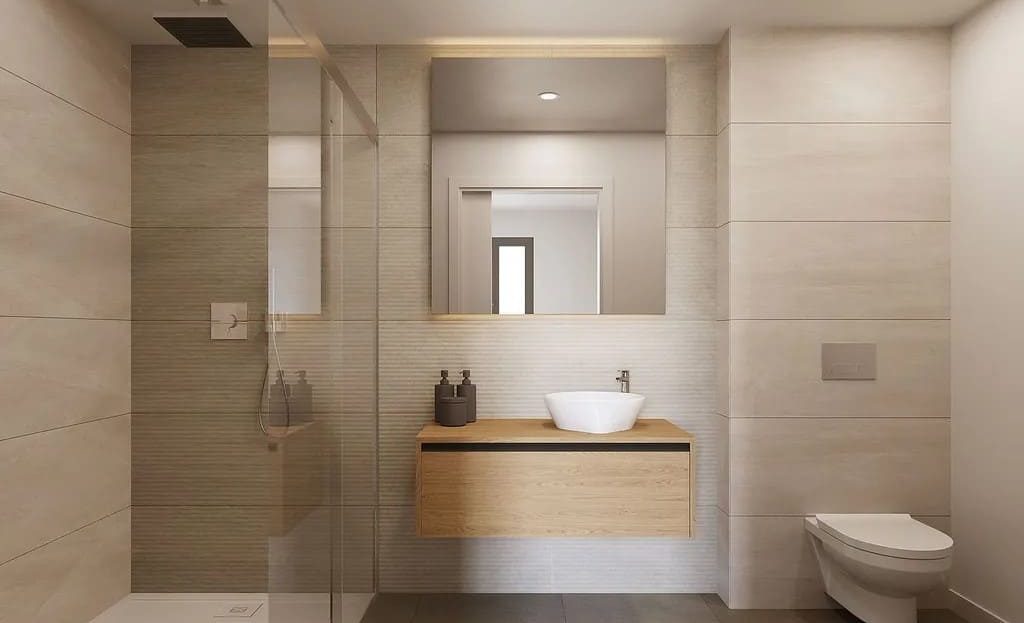 Современная ванная комната с душевой кабиной и отделкой премиум-класса.