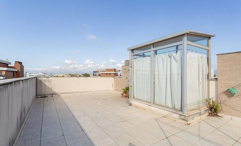 Просторная частная терраса-солярий на крыше пентхауса