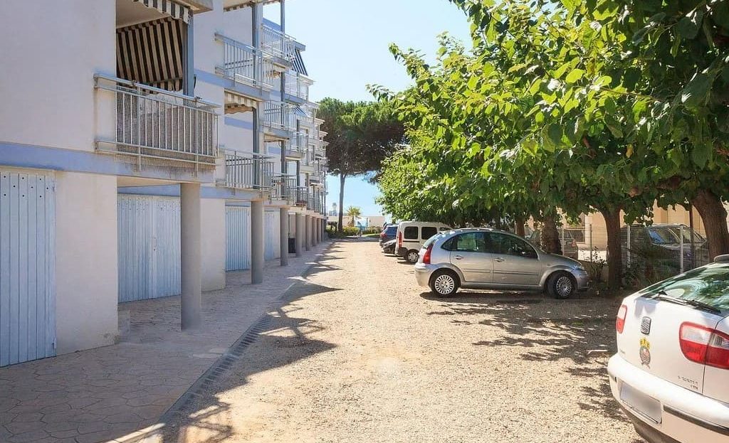 Парковочная зона на Avenida de la Diputació рядом с жильём.