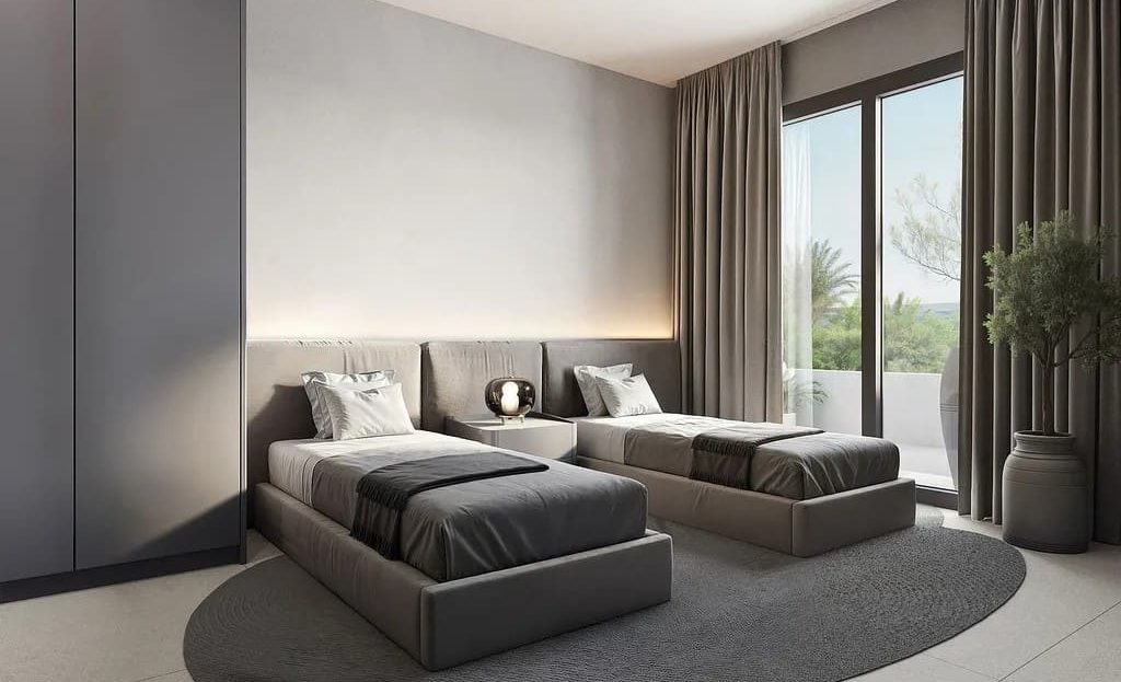 Вторая спальня с современной мебелью и панорамными окнами