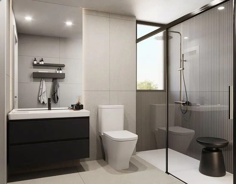 Современная ванная комната с душевой, унитазом и стильной отделкой