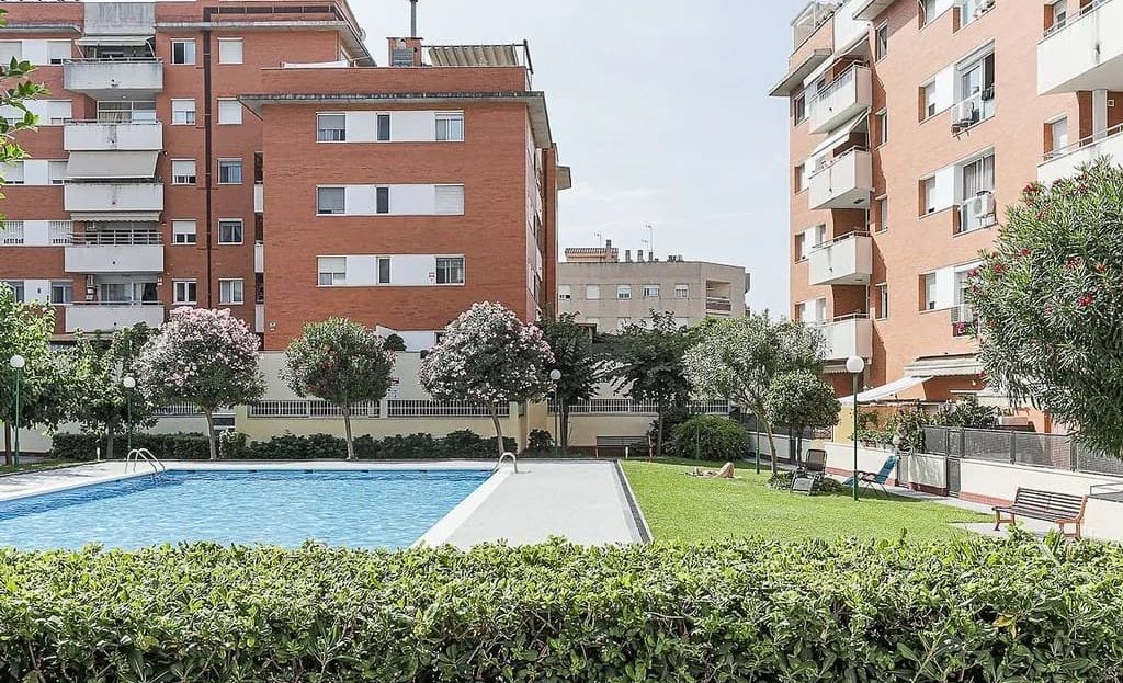 Вид на бассейн и общую зону комплекса в Феналсе