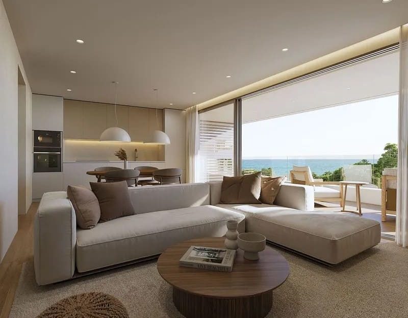 Гостиная открытой планировки с большими окнами и выходом на террасу.