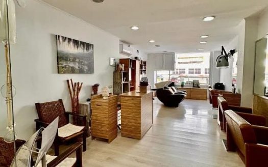 Парикмахерская в центре Салоу, рабочая зона с креслами