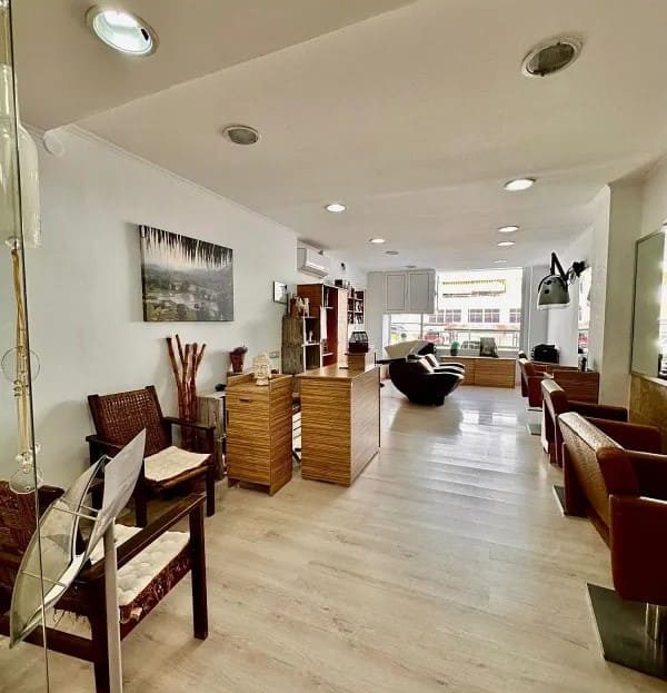 Парикмахерская в центре Салоу, рабочая зона с креслами