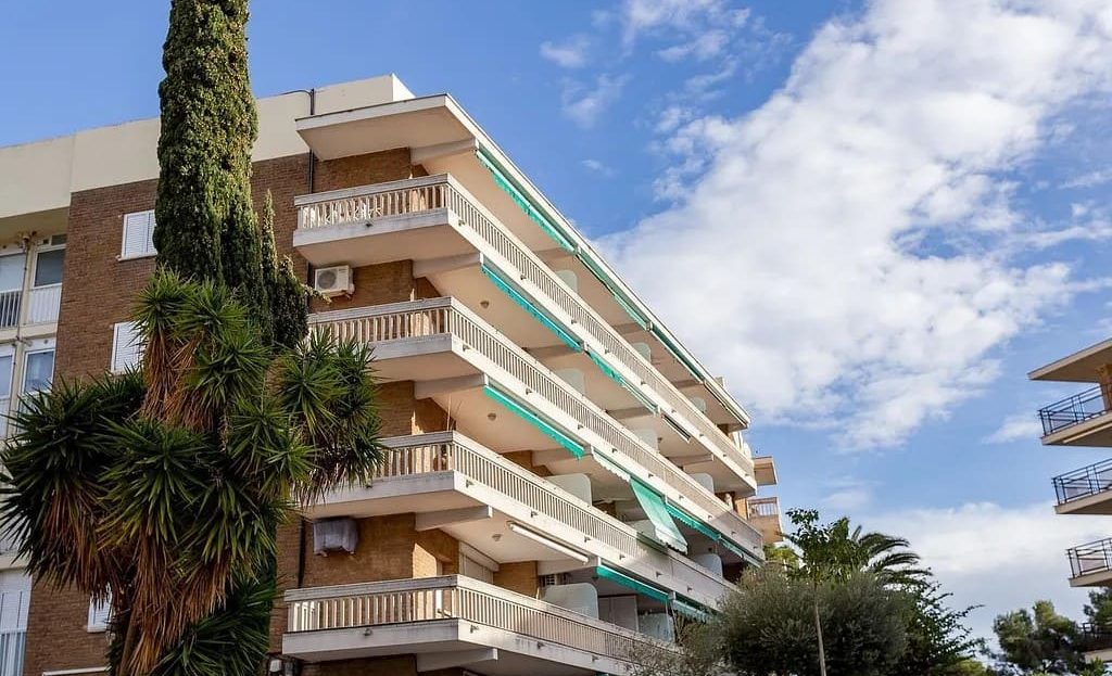 Фасад жилого дома с балконами в районе Пунта-дель-Каваль