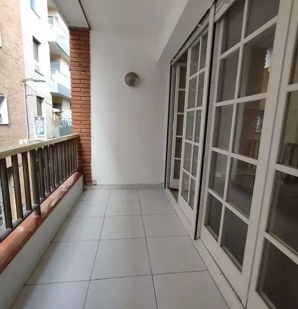 Закрытая терраса с раздвижными стеклянными дверями