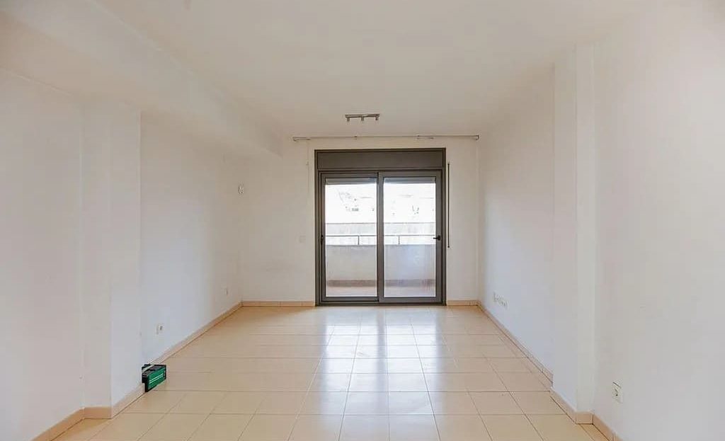 Просторная гостиная с выходом на балкон