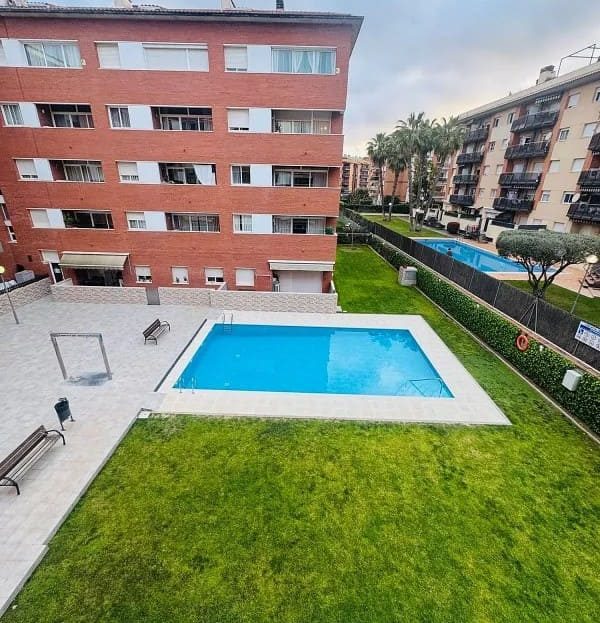 Фасад здания и общий бассейн с зоной отдыха