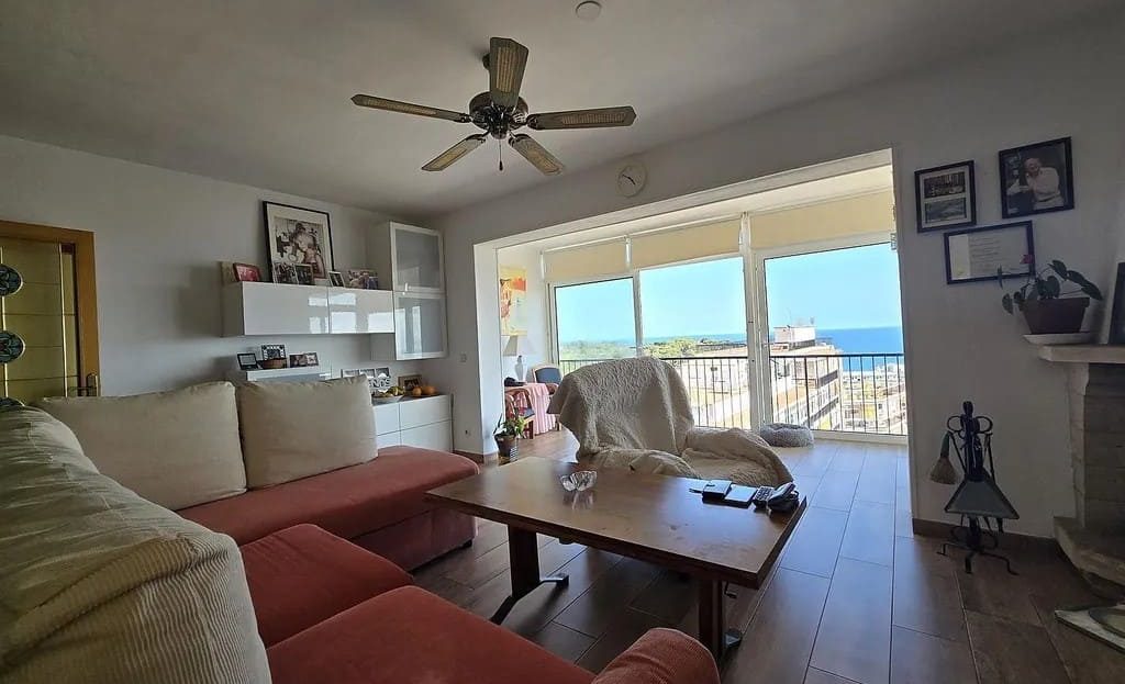 Гостиная с большими окнами и видом на море