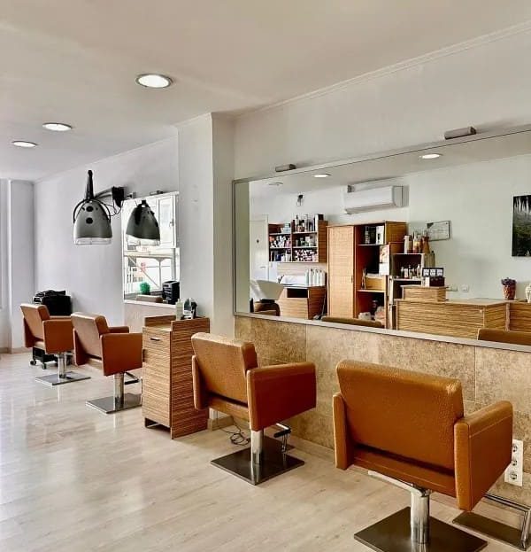 Светлый салон красоты с зеркалами и рабочими местами