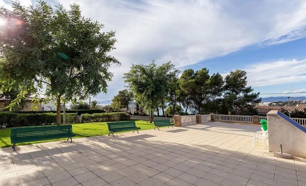 Общая терраса и зеленая зона рядом с бассейном