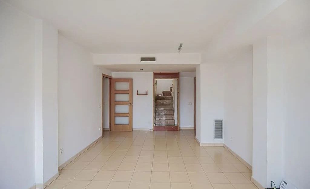 Светлая гостиная-столовая открытой планировки