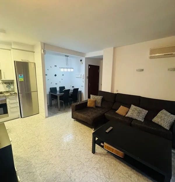 Гостиная с угловым диваном и зоной столовой