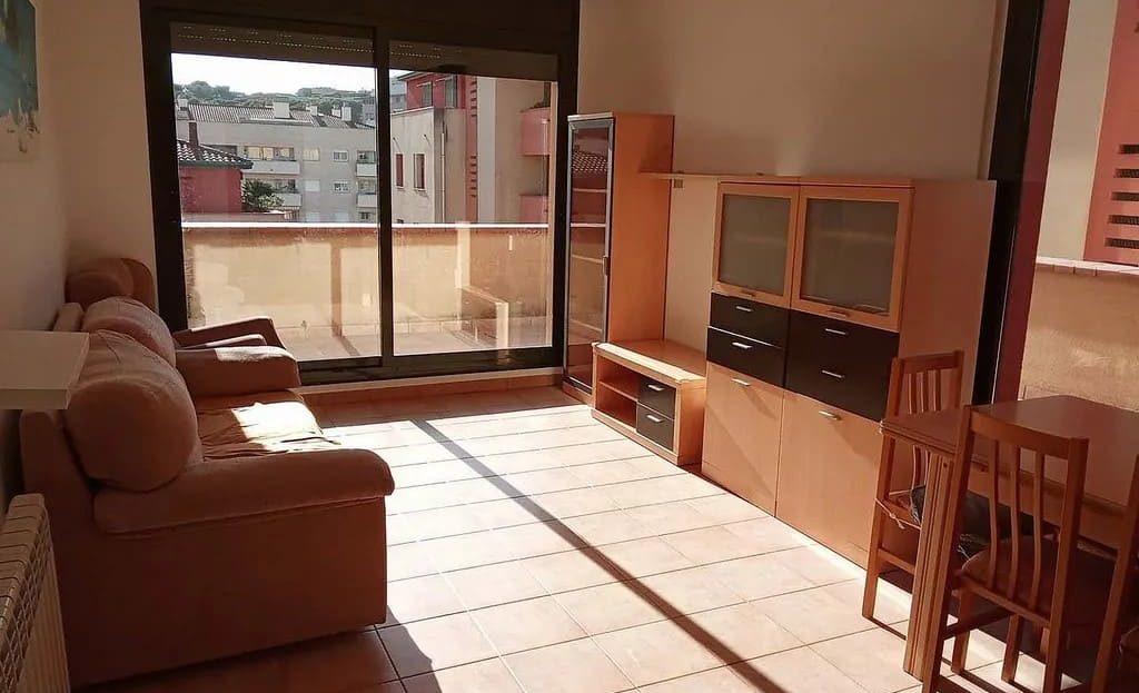 Светлая гостиная-столовая с выходом на террасу