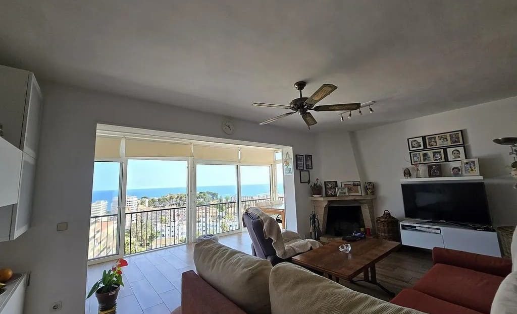 Светлая гостиная с выходом на террасу и видом на море