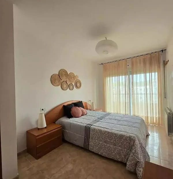 Спальня с двуспальной кроватью и выходом на террасу