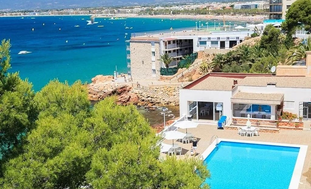 Аэрофотосъёмка комплекса с бассейном и прибрежной линией Салоу.