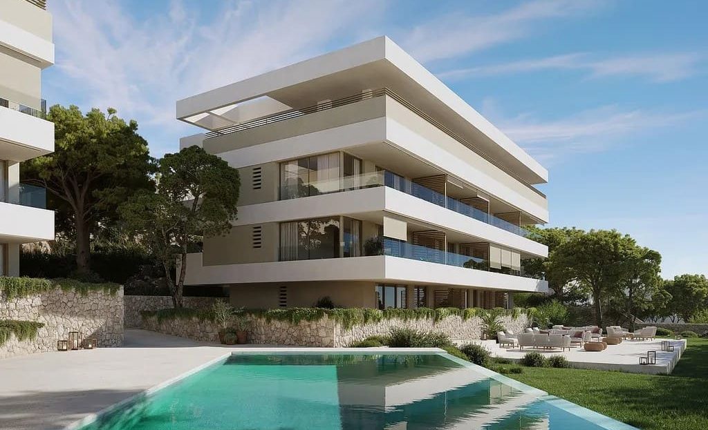 Фасад нового жилого комплекса с бассейном и зелёными зонами.