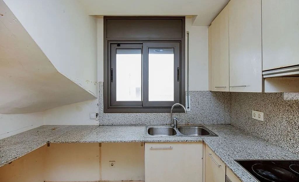 Полностью оборудованная кухня с окном