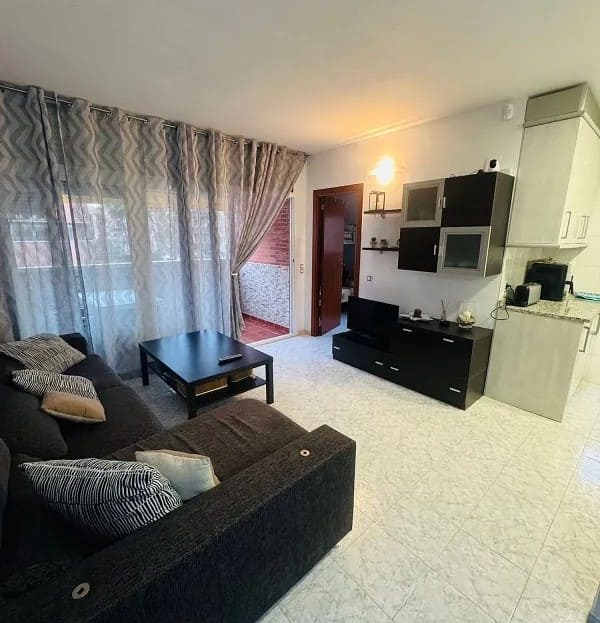 Светлая гостиная с выходом на балкон