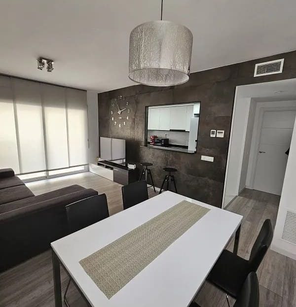 Уютная столовая зона и гостиная с большим окном