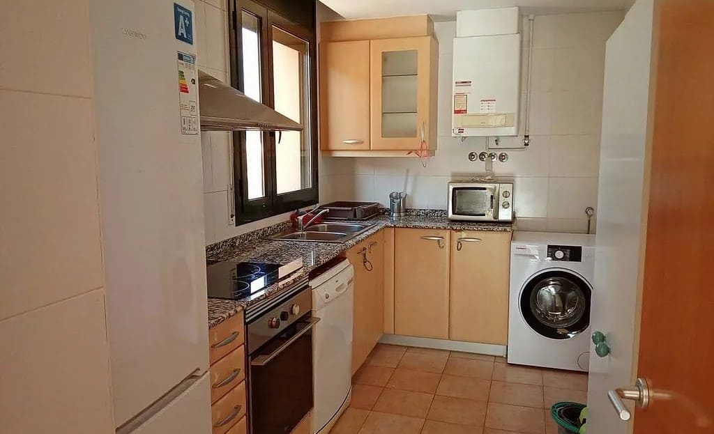 Отдельная оборудованная кухня с бытовой техникой